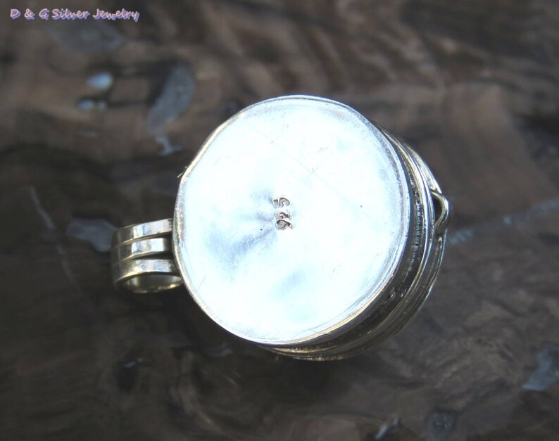 Round Silver Rainbow Moonstone Locket Pendant Momentos Pendant LP-258-DG