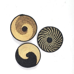 Een set van 3 Boho Handwoven Wall Baskets / African Wall Baskets / Wall Decor / African Wall Decor - Free Express Verzending