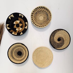 Een set van 5 Boho Wall Baskets / Afrikaanse Muur Manden / Geweven Wall Decor / Afrikaanse Muur Decor / Wall Baskets - Gratis Express Verzending