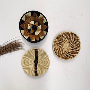 Een set van 3 Boho Handwoven Wall Baskets / African Wall Baskets / Wall Decor / African Wall Decor - Free Express Verzending