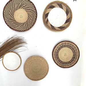 Een set van 5 Afrikaanse Muur Manden / Binga Wall Baskets / Afrikaanse Muur opknoping / Witte en Gouden Tonga Wall Basket - Gratis Express Verzending