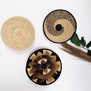Een set van 3 Boho Handwoven Wall Baskets / African Wall Baskets / Wall Decor / African Wall Decor - Free Express Verzending