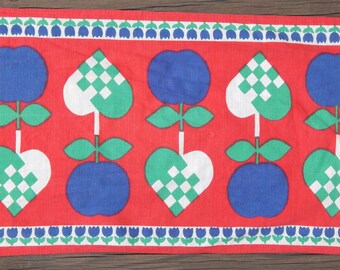Scandinavian Vintage Cotton Tablerunner Retro Christmas Textile Apple/ Heart Decor Tablecloth/ Vintage Decor Christmas Runner1980 s.