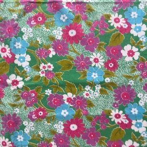 Kreenholm Vintage Flower Fabric Vintage Purple Red Green Flower Fabric Printed Cotton Retro Fabric 74 x 340 cm (29&quot; x 134&quot;)
