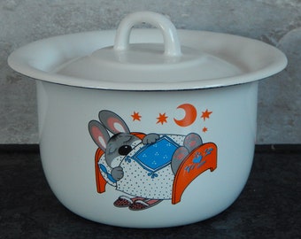 NOS Unused Enamel Potty Enamel Potty with Lid and Handle Rustic Home Decor Childrens Potty with Sleeping Bunny