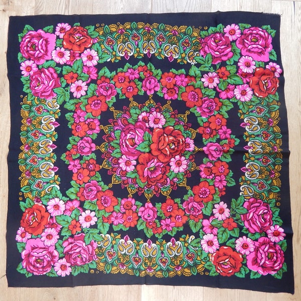 Traditioneller Schal, Vintage Blumen Schal, Floral Folk, leichte Wolle Schal, helles Accessoire, Epoche 1970-er Jahre. Hergestellt in der UdSSR