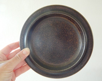 Platos Arabia de Finlandia Ruska Plato para pastel/pan Cerámica de gres Diseño de Ulla Proscope Plato de cerámica marrón Años 70