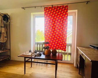Svenskt bomullstyg från 1960-talet: Ljust psykedeliskt rutmönster (86 cm x 156 cm)