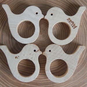 Set of 4 Vintage Aarikka Birch Wood Bird shape Napkin rings designed by Kaija Aarikka, 1990s, Made in Finland