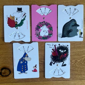 Een Moomin parkeerschijf voor kort parkeren met tijdsaanduiding, Moomin-figuren, parkeerschijf, parkeermeter, Tove Jansson 112