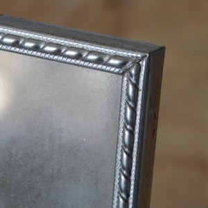 Marco de fotos de metal pequeño vintage escandinavo/decoración de mesa con tapa de cristal para retratos.