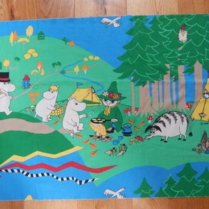 Tissu MOOMIN, personnages 1996, taureaux 100 % coton Finlayson vintage Moomin utilisé, 65 x 141 cm (25,6 x 55,5 po.)