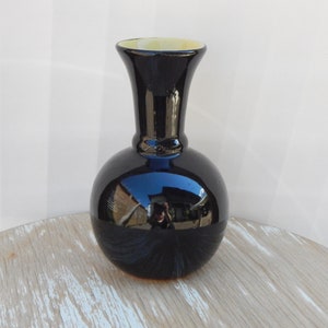 Vaso in ceramica vintage estone nero con vaso giallo "Pasun" Viive Väljaots Pärnu Ehitusmaterjalide Tehas (PET)