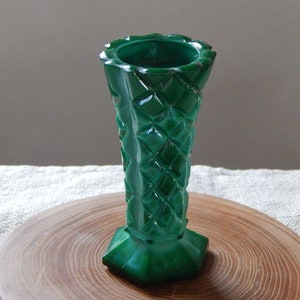 Jarrón vintage de vidrio prensado, jarrón decorativo verde, jarrón retro.