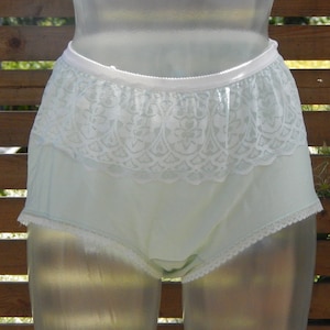 Size Medium/Large Vintage Underwear Ladies Unused Polyester/ Viscoze Knickers Pale Green 1980-s