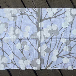 Marimekko OYJ Suomi- Finland Erja Hirvi 2004 &quot;LUMIMARJA&quot; 100% cotton White Silver Fabric Piece 42 x 145 cm (21&quot;x 3 yards)