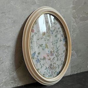 1 Vintage Picture Frame Oval Shape Antique Look Natural White Plastic Decor with Convex Glass Cover Home Decor.