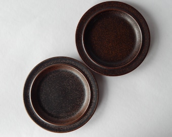 2er Set Arabia of Finland Ruska Kuchen/ Brotteller Steinzeug Entworfen von Ulla Proskop braune Keramikplatte 1970er Jahre