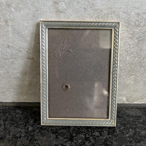 Marco de fotos pequeño de metal vintage escandinavo/decoración de mesa con tapa de cristal para fotos de retrato.