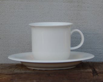 4er Set Arabia of Finland Arctica Kaffeetasse mit Untertasse Ersatztasse Entworfen von Inkari Leivo Weißes Keramikset 1970er Jahre