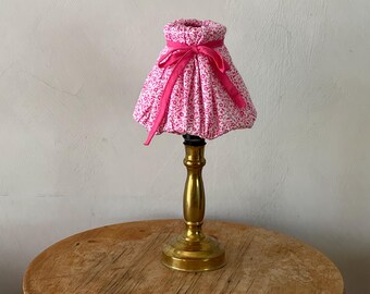 Pantalla de tela para lámparas de mesa pequeñas o apliques de pared. Pantalla de lámpara de mesa con flores de algodón rosa. Única en su tipo. Lista para enviar.