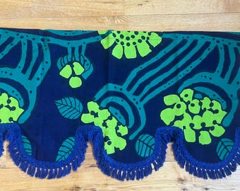 Cortina larga tipo cenefa festoneada de tela de algodón BORAS vintage, estampado sueco azul y verde, estilo retro de los años 70, 56 x 207 cm (22" x 81,5").