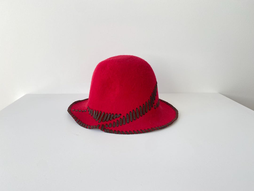 Vintage Red Wool Felt Cloche Hat: Elegant City Wear - Etsy display picture 1