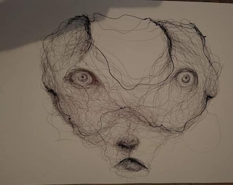 Puede incluir: Un dibujo en blanco y negro de un rostro con mucho detalle. El rostro está dibujado con muchas líneas finas que crean una sensación de profundidad y textura. Los ojos son grandes y expresivos, y la boca está ligeramente abierta.