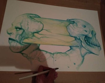 以下が含まれることがあります： 2つの顔を描いた水彩画。1つは頭蓋骨のような顔、もう1つはより人間らしい顔。2つの顔は、緑と黄色の抽象的な形によってつながっている。