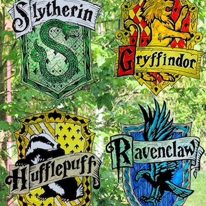 Pode incluir: Quatro brasões coloridos representando as casas de Hogwarts: Slytherin, Gryffindor, Hufflepuff e Ravenclaw. Cada brasão apresenta um emblema único e o nome da casa em uma faixa. O fundo é uma vista de folhagem verde.