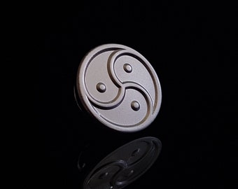 BDSM Pin Triskele Metall Triskelion Symbol Matt Abzeichen Accessoire  Herren Anstecker Anstecknadel Geschenk  Bondage  Revers Geschenk Mann