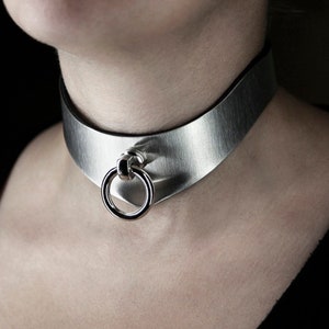 Abschließbares und personalisierbares BDSM Halsband aus Edelstahl mit Ring der O. schwarzem Lederfutter