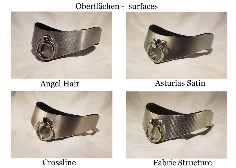 Puede incluir: Cuatro collares de metal plateado con diferentes acabados. Los collares tienen todos la misma forma y un anillo en la parte delantera. Los acabados son Angel Hair, Asturias Satin, Crossline y Fabric Structure.