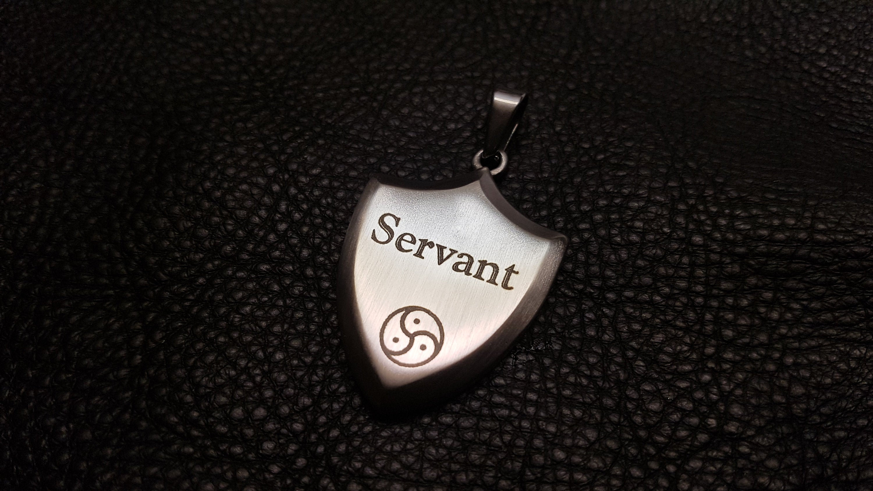 Exclusive BDSM Slave Servant Pendant Stainless Steel Crest Shield Necklace Gift Triskel Engraving Bondage Accessory Man Women