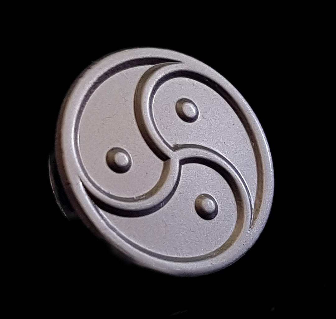 U uning mushukini yaladi