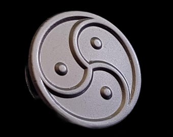 BDSM Pin Metal Triskele Mat Satin Triskelion Symbol Bondage Kinky Fashion Lapel Badge Accessory Mens Metal Button Insignia Emblem Pin Gift