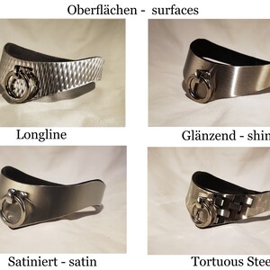 Puede incluir: Cuatro collares de metal plateado con diferentes acabados: longline, brillante, satinado y acero tortuoso. Cada collar tiene un anillo plateado con un respaldo de cuero negro.