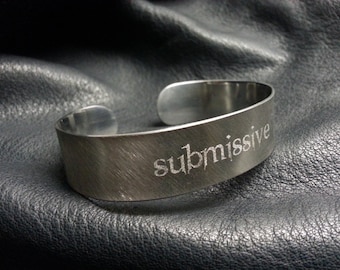 Armreif Edelstahl Spange BDSM Statement Schmuck submissive Gravur Armband Armspange Mature