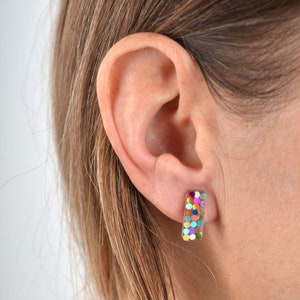 Aretes transparentes, aretes de confeti, aretes coloridos, aretes mini. Aretes pequeños. Aretes para mujer. Un regalo para ella.