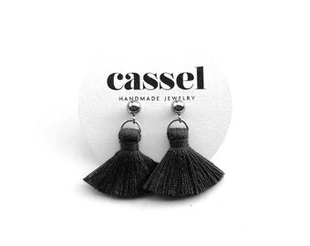 Mini pendientes negros con borlas. Pendientes colgantes, pequeños pendientes con borlas. Pendientes cortos con borlas, regalo para ella, pendientes con borlas bonitos, pendientes para mujer.