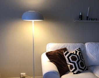 Luminária de chão Nymane da Ikea, com design de cogumelo e estrutura em metal branco. Produto descontinuado. Ikea, Ikea da Suécia. Decoração moderna escandinava.
