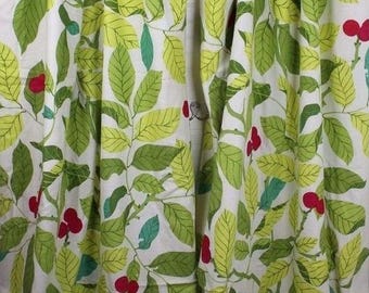 Cortina "Blad" de Ikea Estocolmo con estampado de hojas verdes, de lino/algodón. Diseñada por Ikea de Suecia. Cortina forrada, ideal para confeccionar tapicería.