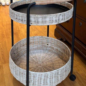 Carrinho lateral de vime Ikea, com espaço de armazenamento, ideal para servir bebidas.