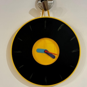 Reloj de diseño pop art IKEA PLADDRA de los años 90, diseño de Chenyi Ke, diseño de Memphis, reloj vintage, reloj de pared de plástico amarillo y negro, posmoderno