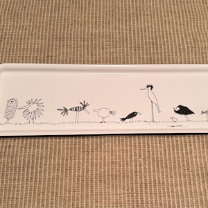 Puede incluir: Bandeja rectangular blanca para servir con dibujos de diferentes pájaros en negro. Los pájaros son estilizados y caprichosos.