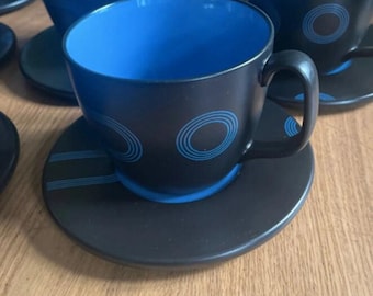 Taza y platillo vintage de vinilo rojo y negro retro de Ikea, juego de tazas grandes de vinilo rojo y negro mate de Ikea, taza geométrica retro MCM de IKEA 10866