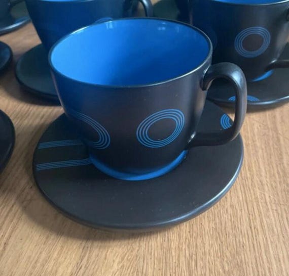 Vintage Ikea Retro schwarz rot Vinyl Teetasse und Untertasse, großes Ikea matt schwarz und rot Schallplattenbecher Set, Geometrische Retro MCM IKEA Tasse 10866