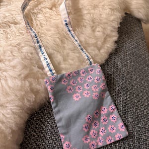 Borsa piccola fatta a mano Annika RImala Puketti del 1964, piccola borsa a tracolla vintage in tessuto MARIMEKKO, Marimekko anni '60, custodia per telefono in cotone floreale vintage