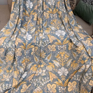 Linda cortina barroca floral azul-celeste