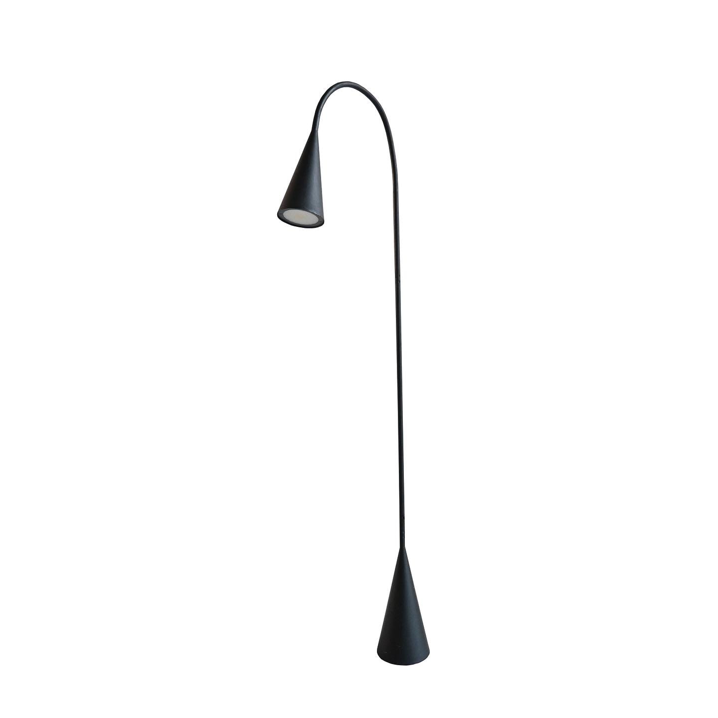 IKEA × Tom Dixon DELAKTIG LEDフロアランプ IKEA DELAKTIG LED Floor Lamp Designed by Tom Dixon, Features a